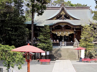 ５年ぶりにしめ縄が新調された六所神社の社殿