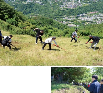 草刈りを手伝う参加者ら（上）。作業を前に山頂の祠で安全を祈願した