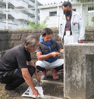 むろくぼ公園の水道を点検するスドウ工営の社員