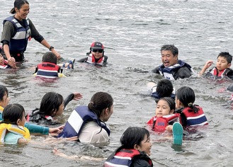 芦ノ湖で泳ぐ三浦さんと子どもたち（写真提供：箱根ＤＭＯ）