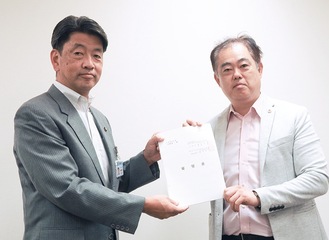 加藤市長に要望書を手渡す藤井支部長（右）