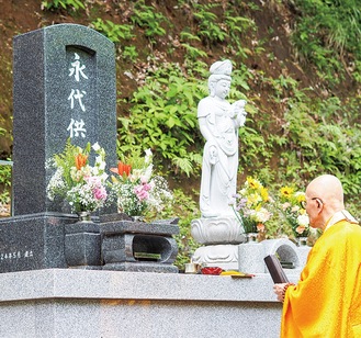 永代供養墓へお経を唱える様子