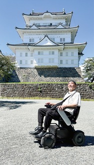 電動車椅子で小田原城址公園本丸広場に移動した神保さん