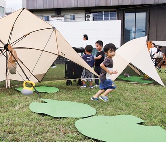 楽しそうに遊ぶ子どもたち＝10月7日