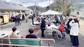 キッチンカーなども出店して充実するフードコーナー（写真は昨年）