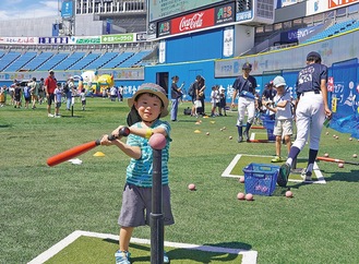 小さい子も楽しく体験（写真は横浜スタジアム）