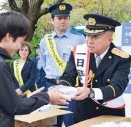 一日署長で防犯活動