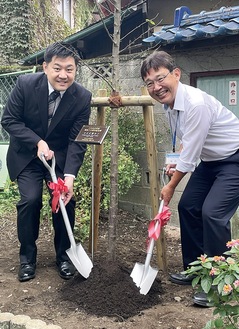 植樹する山崎会長（左）と菴原校長