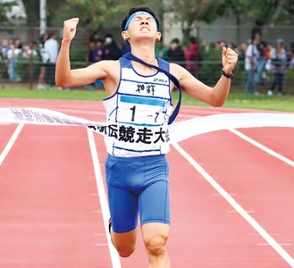 両腕を突き上げゴールする小松さん