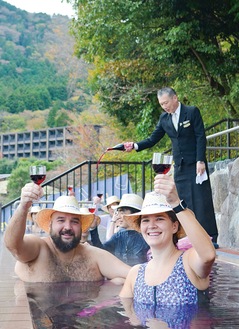 湯に浸かりボージョレ解禁を祝う参加者（写真は昨年）