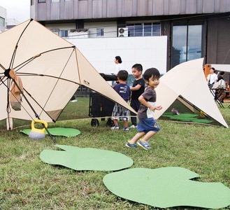 会場で遊ぶ子どもたち