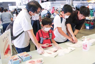 地魚を使った寿司づくりに挑戦する参加者