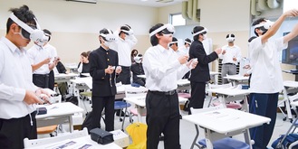 ＶＲ機器を体験する中学生