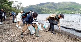 芦ノ湖西岸のごみを拾う参加者