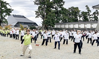 参加者による太極拳の演舞