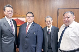 （左から）伊勢ヶ濱親方、青木さん、水野理事長、岸田監督