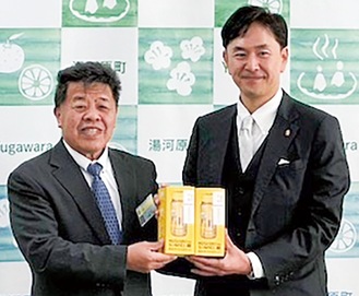 相原社長（右）と内藤町長