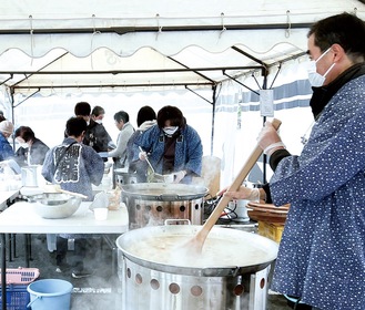 温かい豚汁を振る舞う（写真は過去）