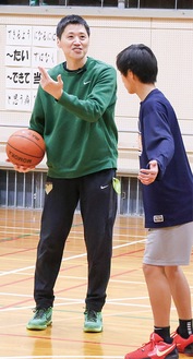 笑顔で指導に当たる恩塚さん