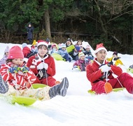 フカフカ雪でそり遊び