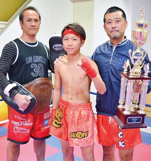 （左から）トレーナーのノックさんと稲葉さん、飯山会長