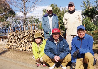 公園スタッフと集められた剪定枝