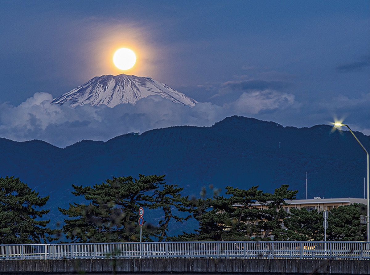 富士山頂、真珠の輝き 10月21日 県西で観測 | 小田原・箱根・湯河原・真鶴 | タウンニュース