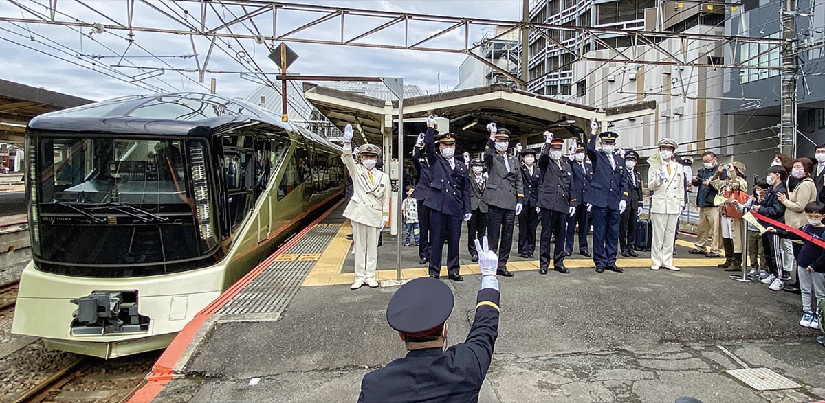 小田原駅 「四季島」をおもてなし 鉄道５社駅長、高校生ら | 小田原・箱根・湯河原・真鶴 | タウンニュース