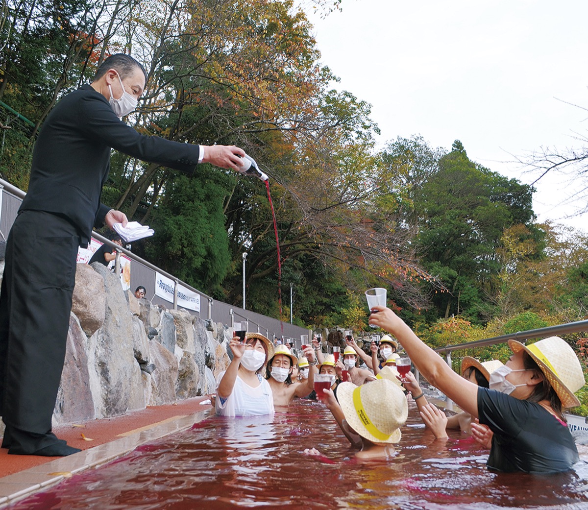 露天風呂で乾杯 ボージョレ解禁祝う | 小田原・箱根・湯河原・真鶴 | タウンニュース