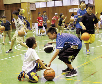 中学生とプレーする場面も