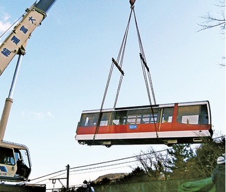 線路から吊り上げられるケーブルカー