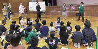 手話を学ぶ子どもたち（開成町社会福祉協議会提供）