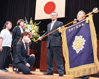 校旗を贈呈する南小愛校会のメンバー（右）