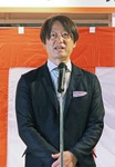 挨拶する山室理事長