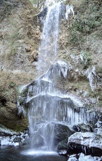 氷柱が立つ夕日の滝（1月25日撮影）