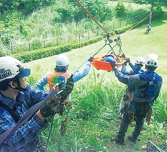 ６月に山北つぶらの公園で行われた山岳遭難救助隊による救助訓練のようす