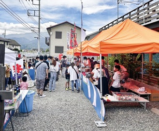 多くの出店や屋台が並ぶ