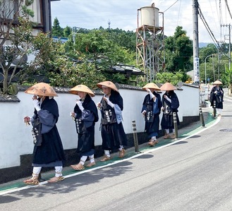 最乗寺の増田友厚山老師と僧侶２人に先導され約１時間、托鉢して回った生徒たち