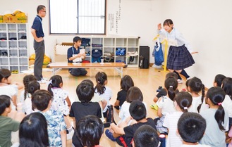 劇を披露する立花学園の演劇部の生徒