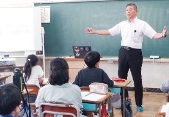 子どもたちに身振り手振りで話す講師の市職員