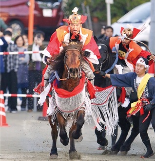 流鏑馬奉納で町道を駆ける馬＝鈴木義和氏提供