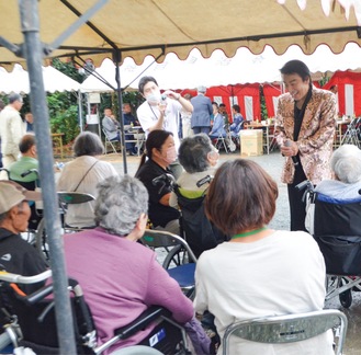 立花伸一歌謡ショー楽しむ来場者