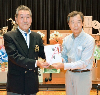 神田会長と社協の菊川敬人会長(右)