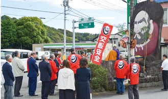 だるま碑に交通安全祈願