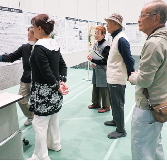 展示を見る来場者