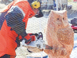 チェンソーで３時間以内に芸術作品が創作される