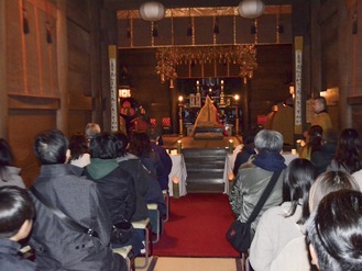 御真殿で祈祷する参拝者たち