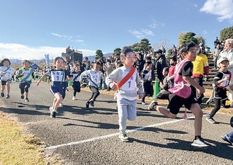 青空の下、元気に走る小学生参加者