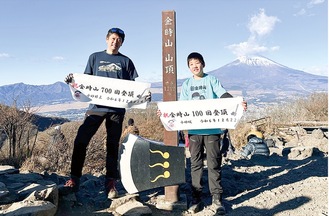 山頂に立つ小砂さん父子