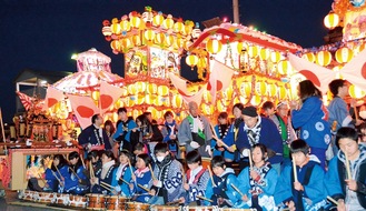 道祖神祭には多くの子どもたちも参加する